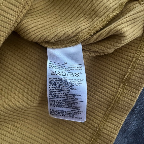 Old navy turtleneck - Picture 3 of 4